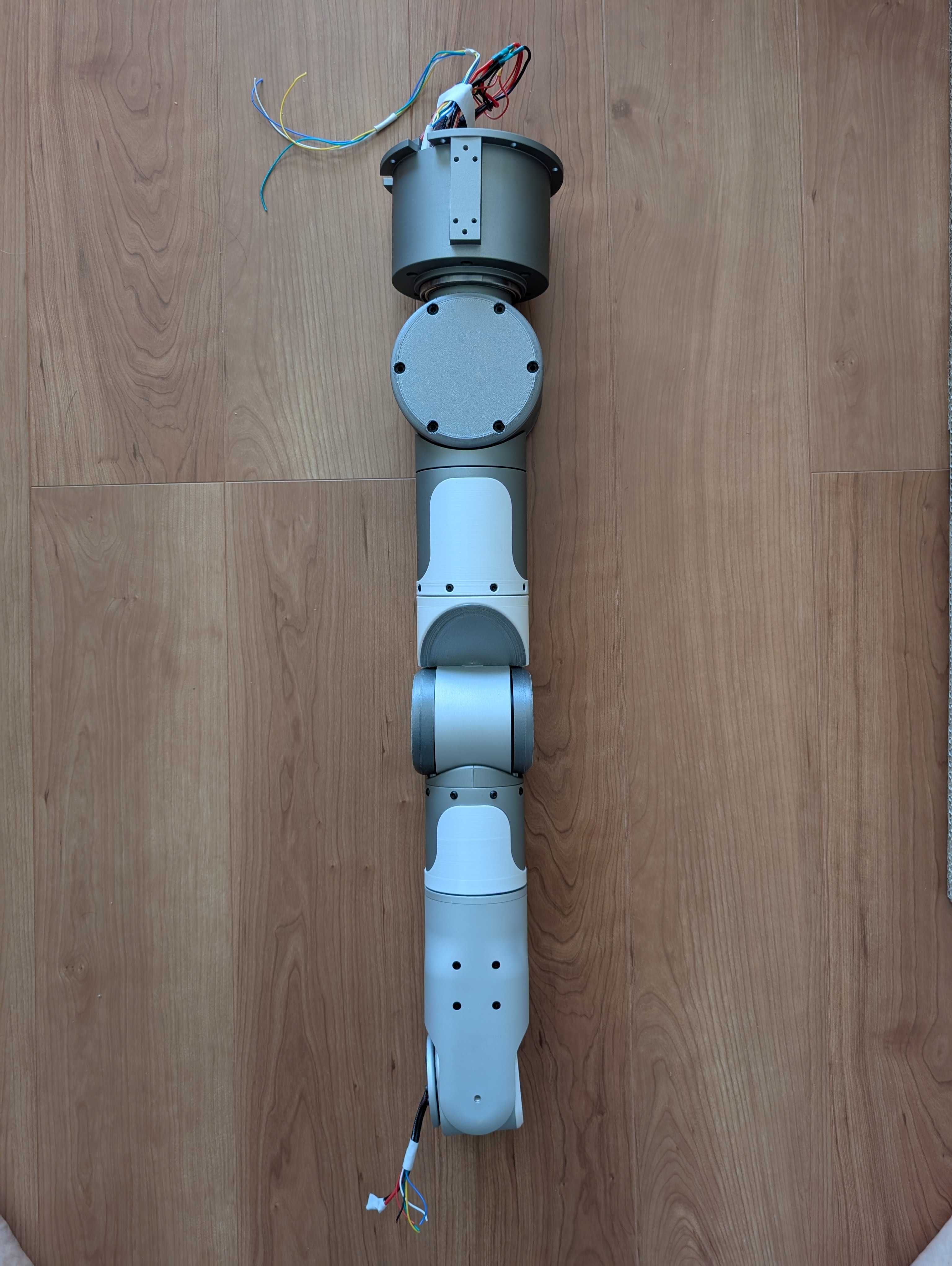 前面から見た伸展状態の7軸ロボットアーム