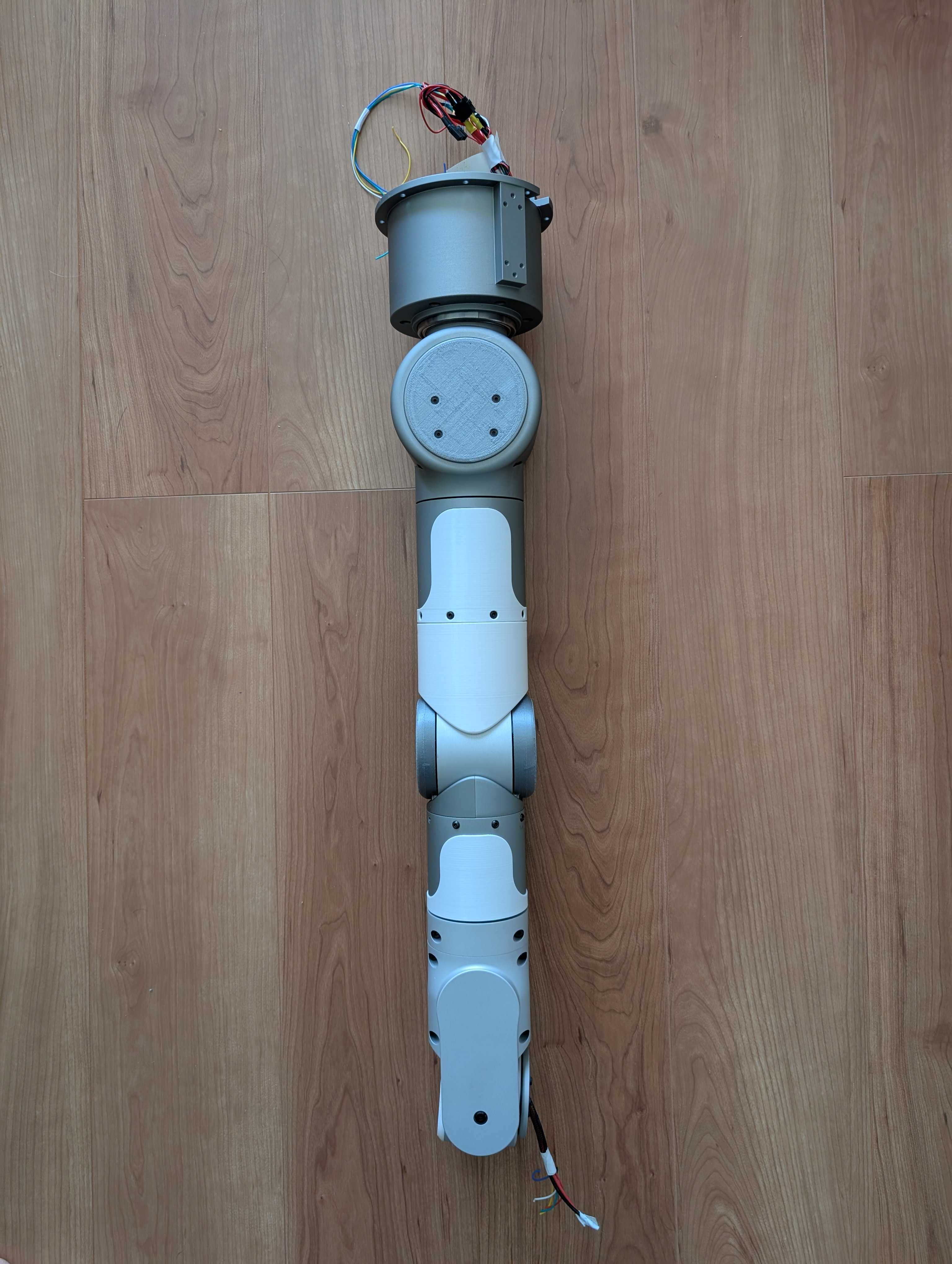 背面から見た伸展状態の7軸ロボットアーム