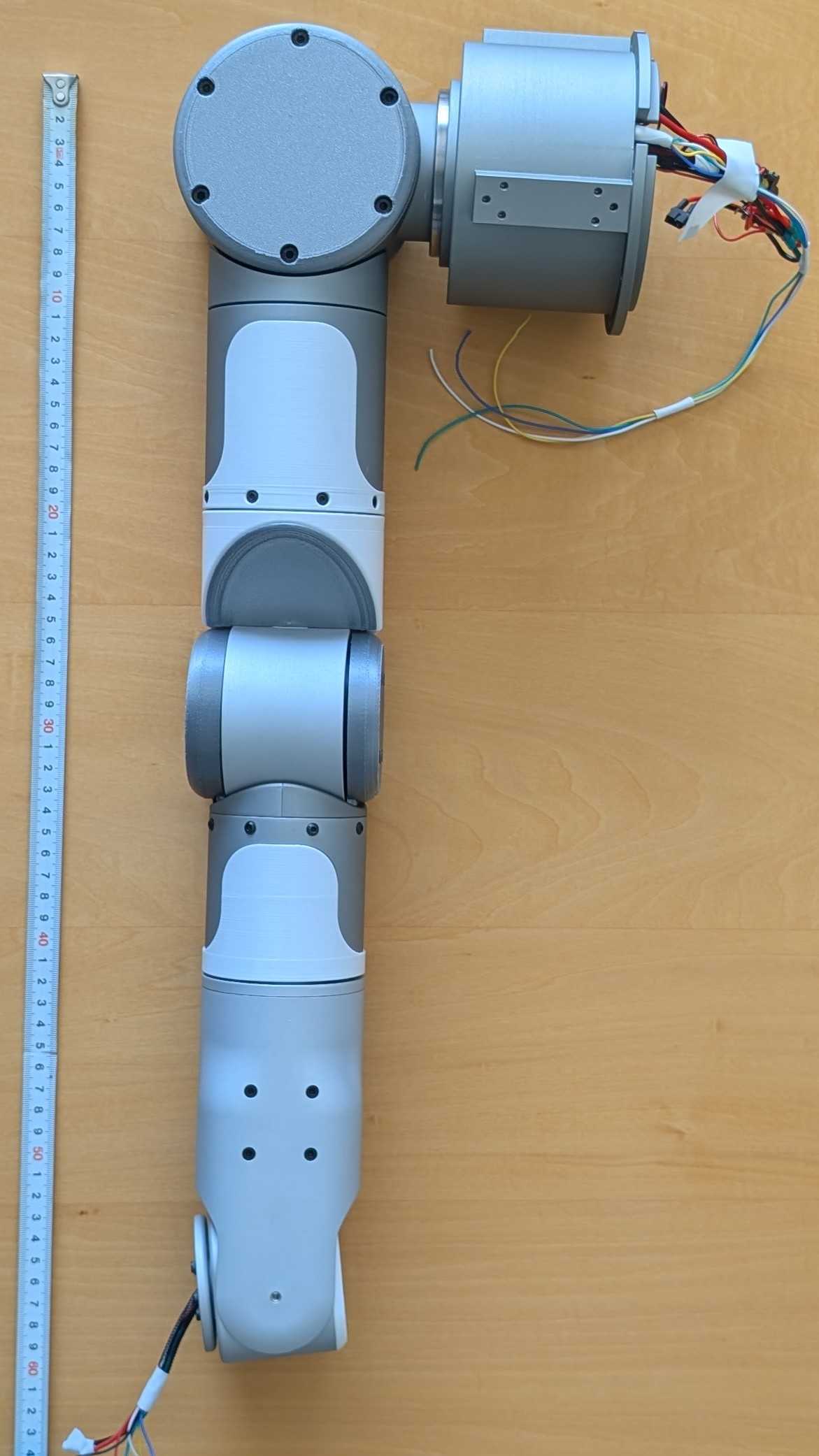 右腕として使用する向きでメジャーと並べた7軸ロボットアーム