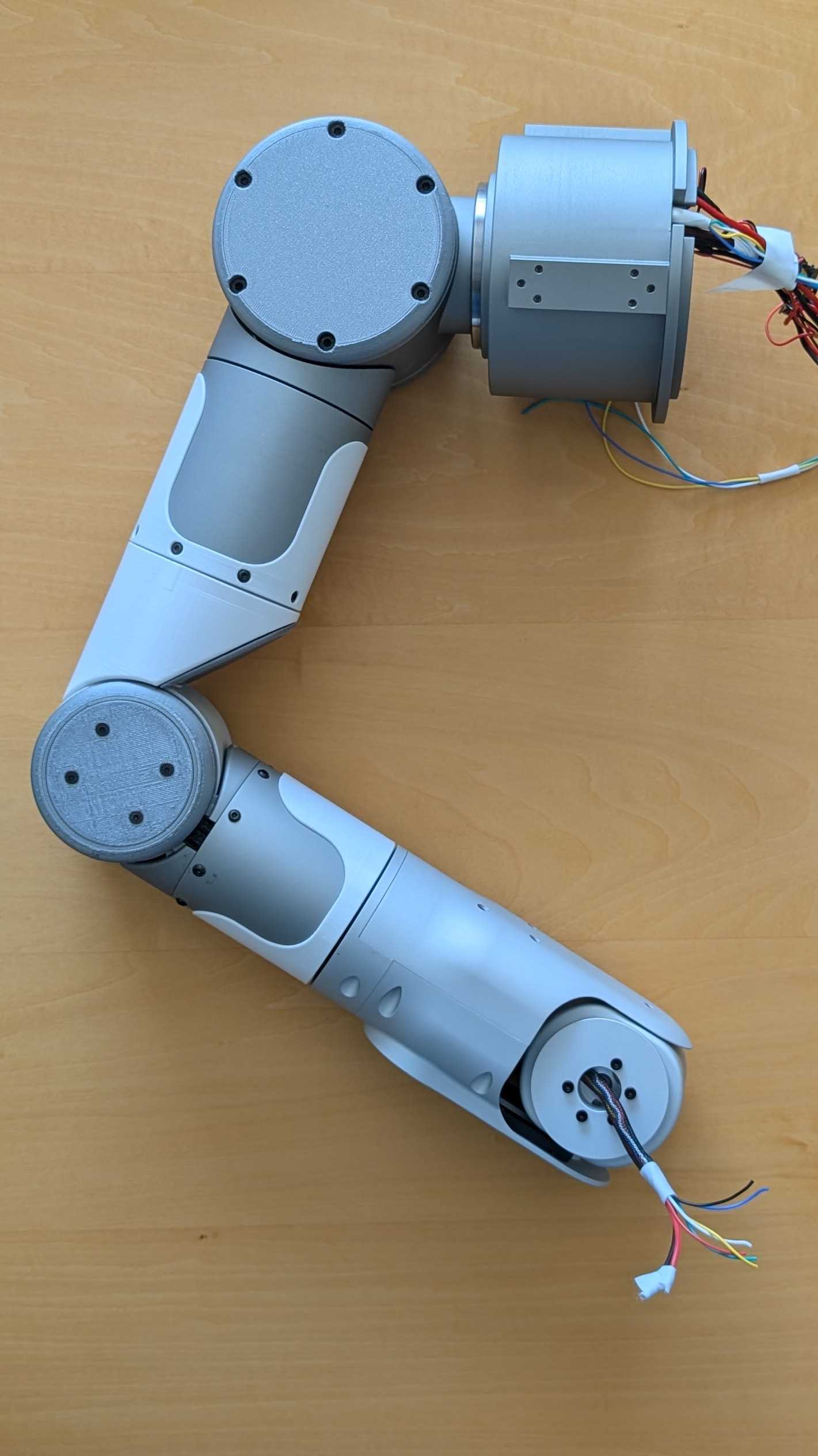 自然な角度で関節を曲げた7軸ロボットアーム